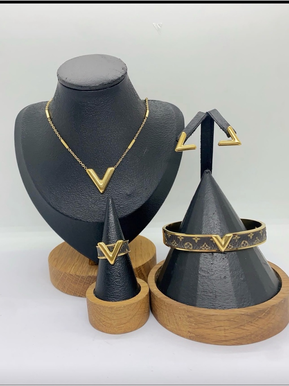 Fashion Jewelry Gold V-Motif Necklace and Matching Set